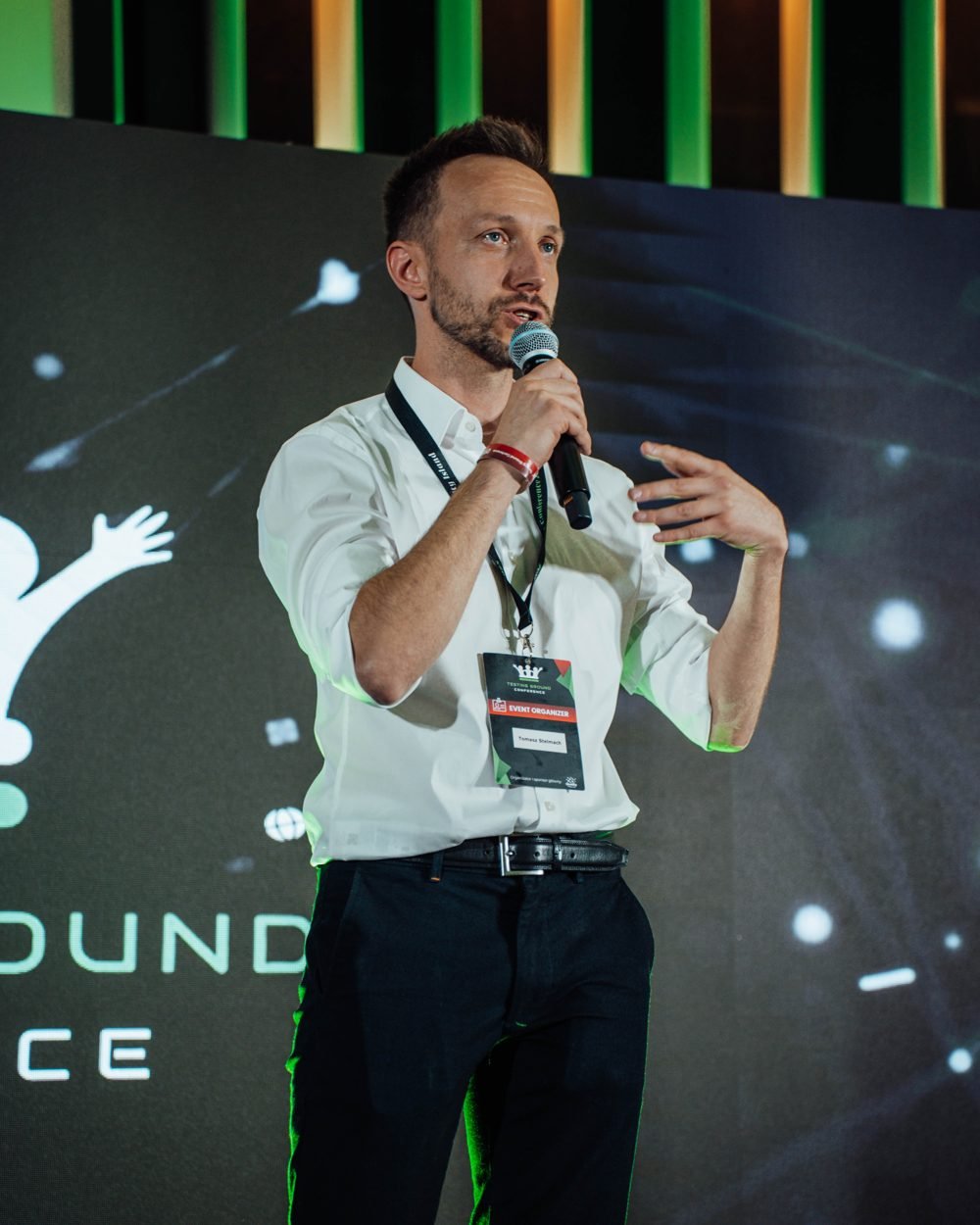 Tomasz Stelmach na scenie Testing Ground Conference 2025