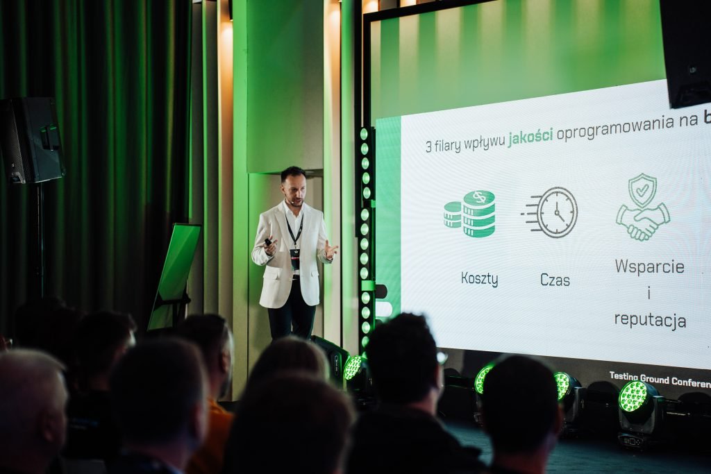 Testowanie systemów AI z Quality Island: Tomasz Stelmach podczas wystąpienia o jakości oprogramowania