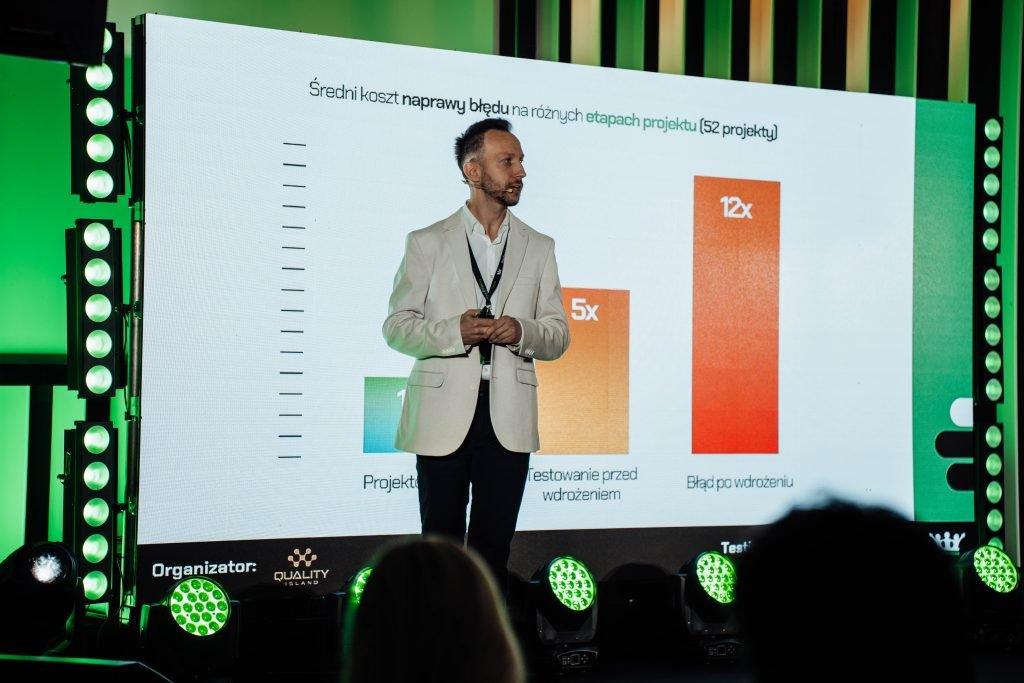 Audyt WCAG 2.2 z Quality Island: Tomasz Stelmach, CEO, podczas wystąpienia na Testing Ground Conference